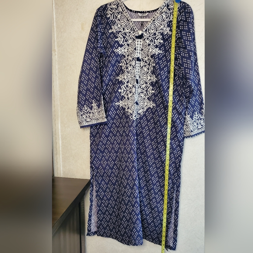 Elegant Blue and White Long Embroidered Kurta Size: S - Picture 3 of 9